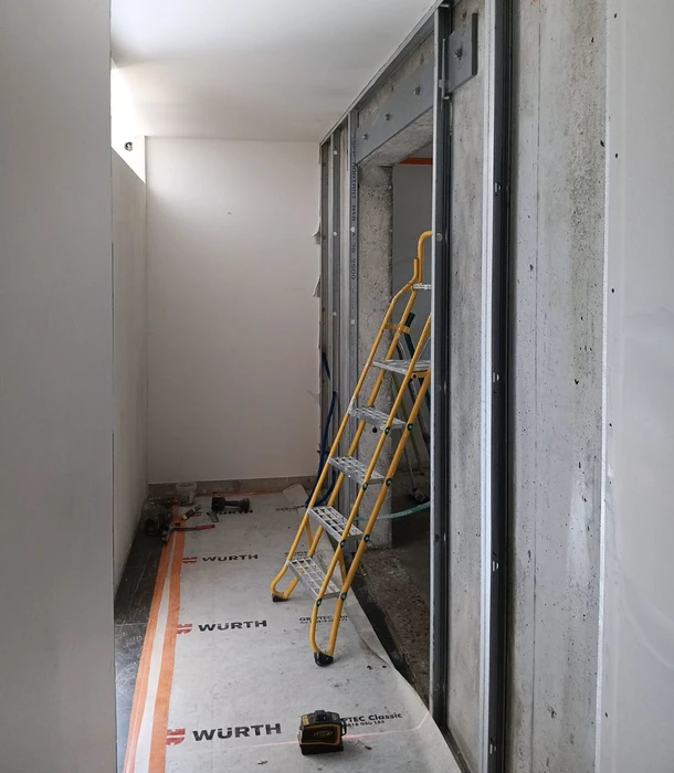 Chantier de construction intérieur en cours, couloir avec cloisons en plaques de plâtre sur ossature métallique