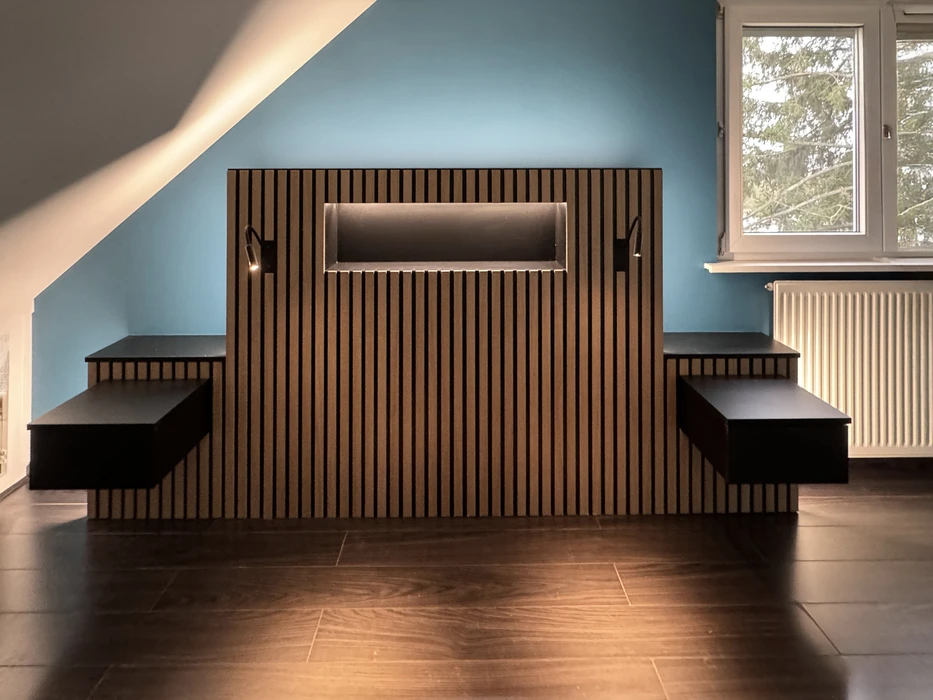 Intérieur moderne avec mobilier sur mesure en bois à lames verticales intégrant banquette rembourrée beige et tables latérales noires