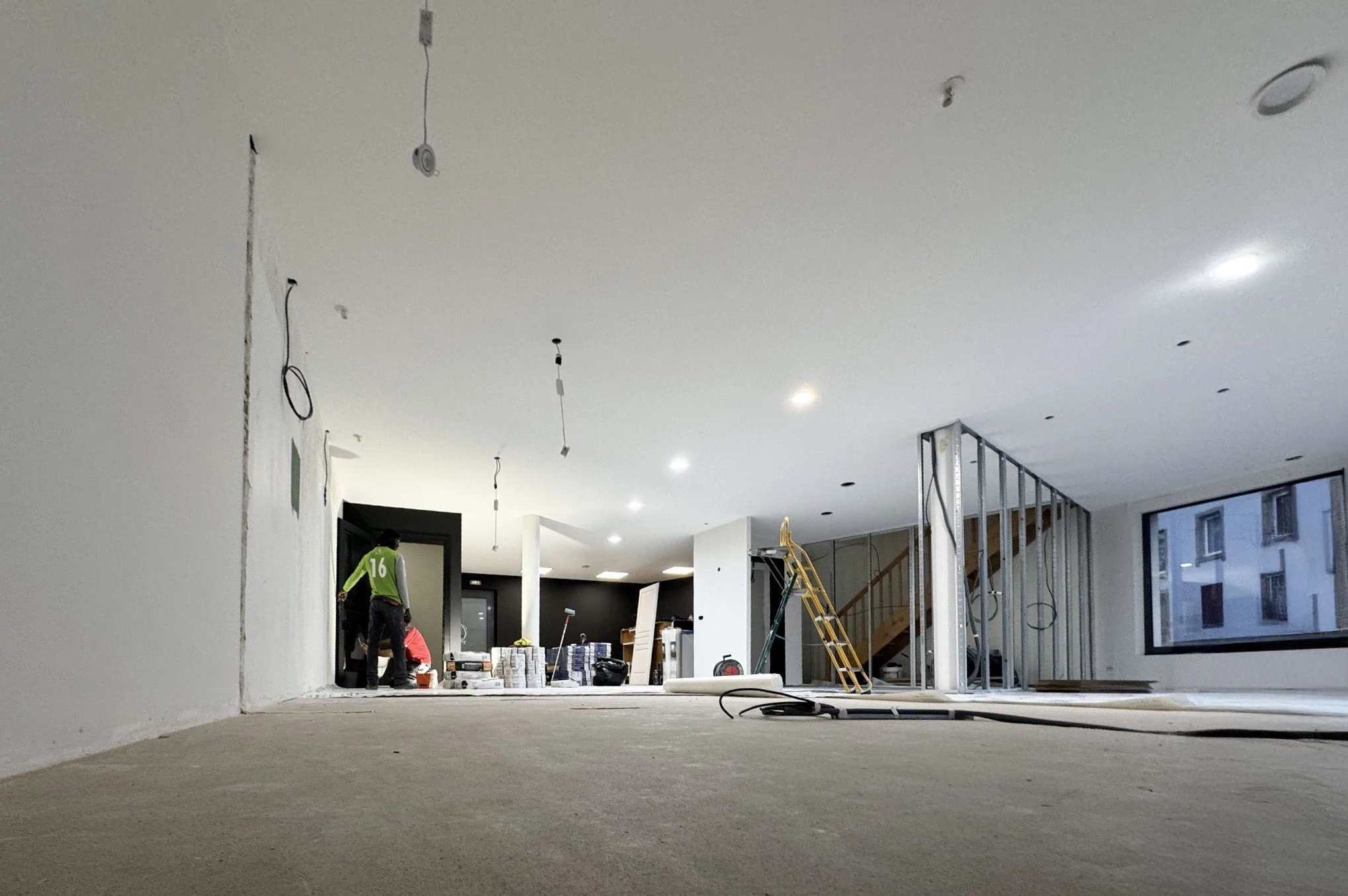 Maison contemporaine avec grande baie vitrée et terrasse extérieure aménagée