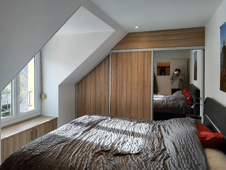 Intérieur en cours de rénovation avec ouvrier effectuant des travaux d'aménagement