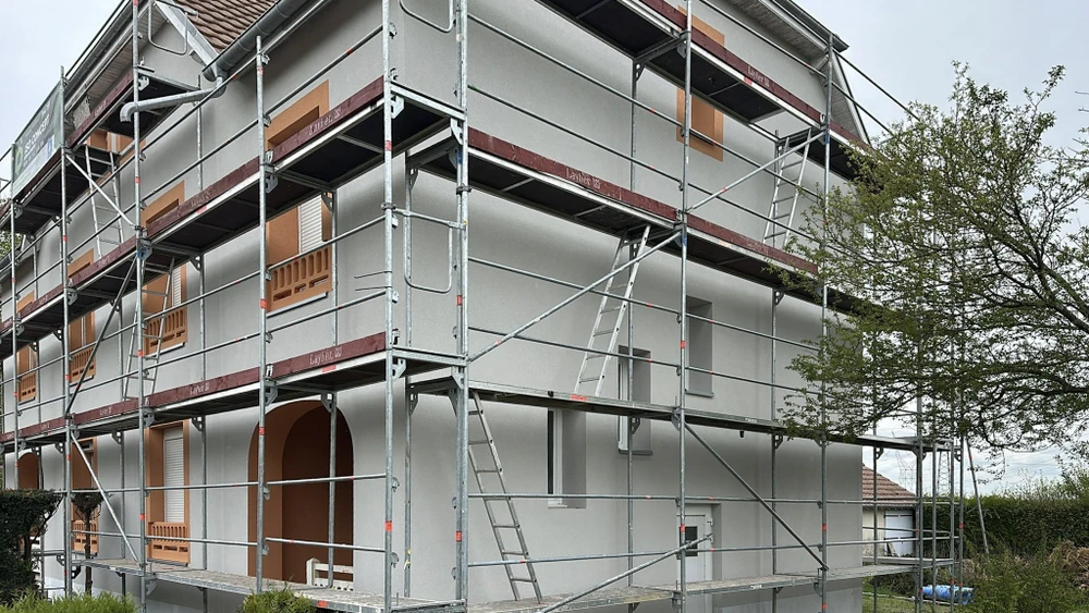 Chantier de construction intérieure en cours avec cloisons sèches non finies