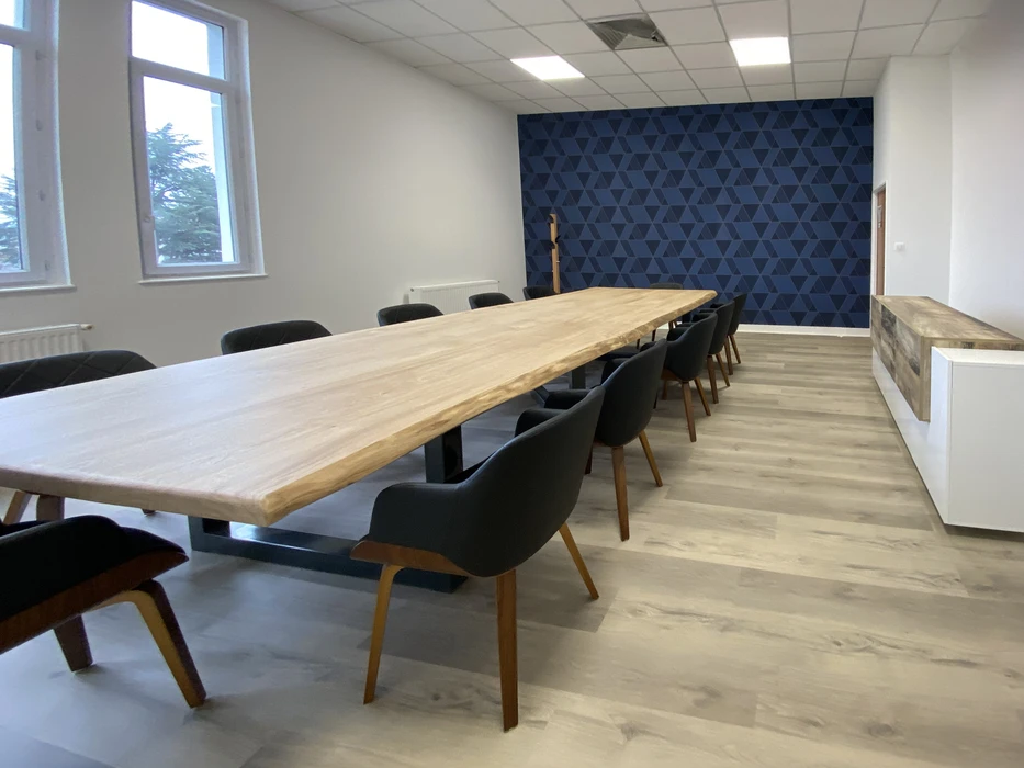 Chantier de rénovation intérieure en cours avec ouvriers en équipements de sécurité travaillant dans un espace commercial ou résidentiel