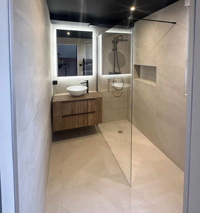 Chantier de rénovation intérieure en cours avec ouvriers en équipements de sécurité travaillant dans un espace commercial ou résidentiel