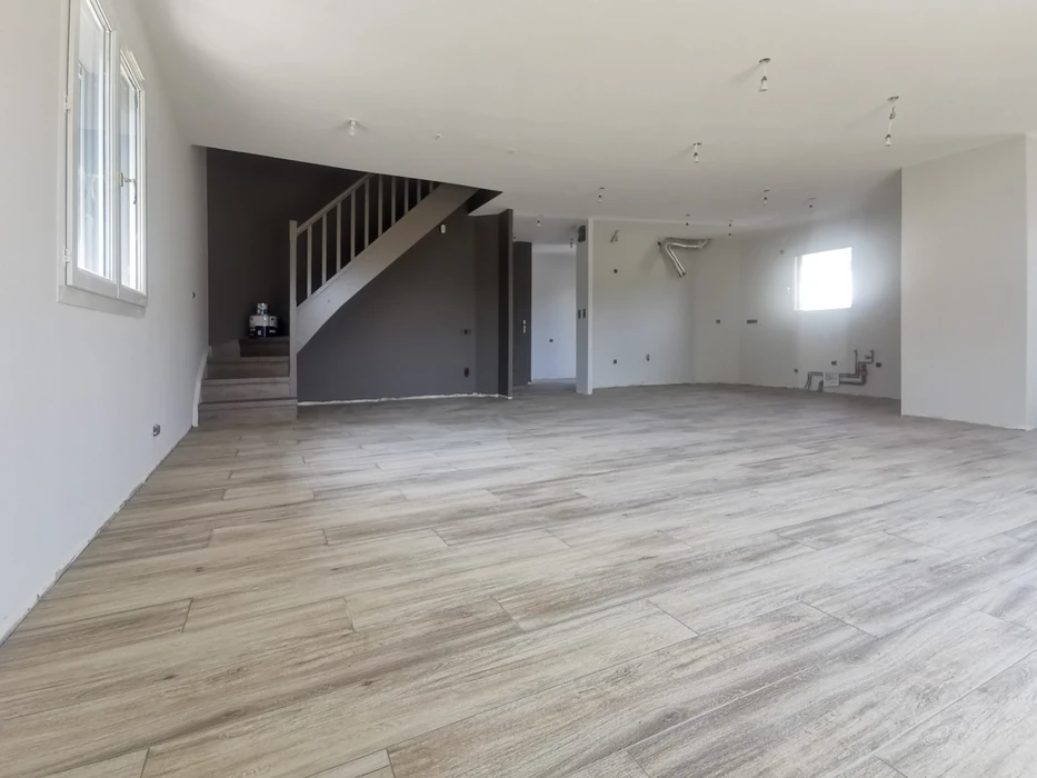 Chantier de construction intérieure avec échafaudage métallique et échelle