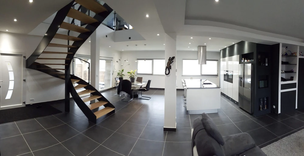 Chantier de rénovation intérieure en cours avec ouvriers en équipements de sécurité travaillant dans un espace commercial ou résidentiel