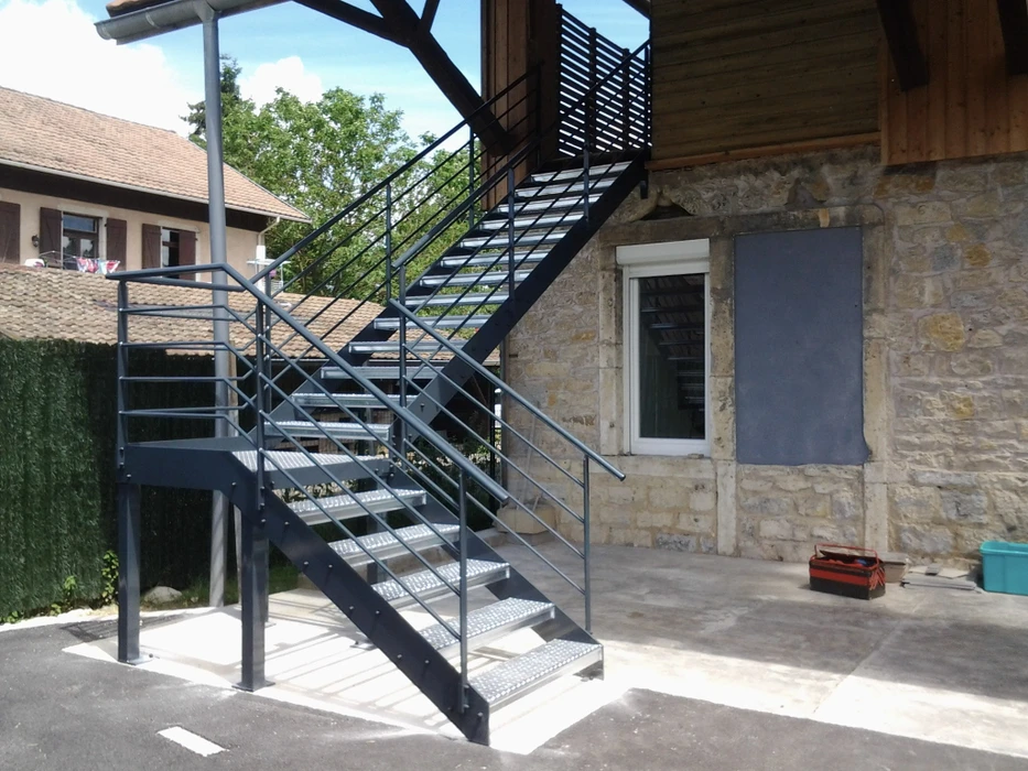 Chantier de rénovation intérieure en cours avec ouvriers en équipements de sécurité travaillant dans un espace commercial ou résidentiel