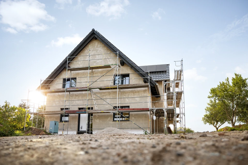 jeune homme d'affaires ingénieur professionnel sur le chantier de construction de l'immeuble à la maison avec un plan