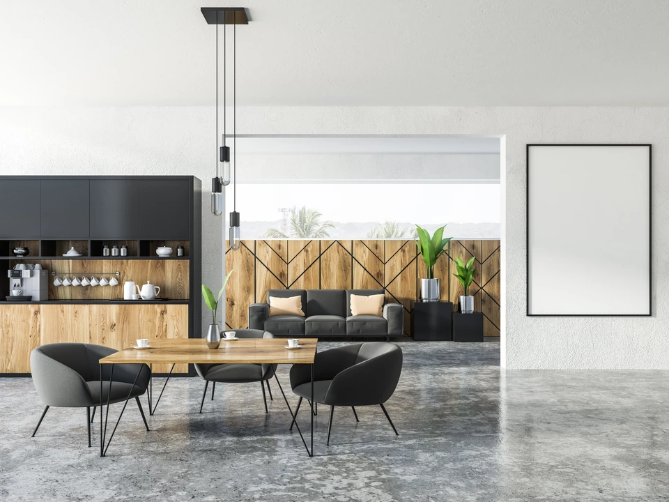 Salon moderne minimaliste avec canapé blanc, table basse en bois clair, étagère organisée avec paniers de rangement, chaise tressée et plante verte près d'une grande fenêtre à carreaux