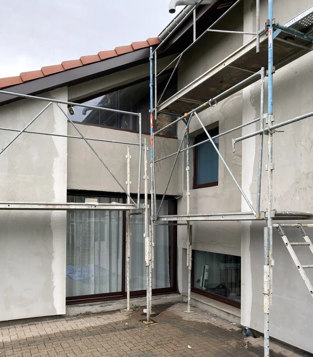 Intérieur moderne d'établissement commercial avec espace restauration et accueil