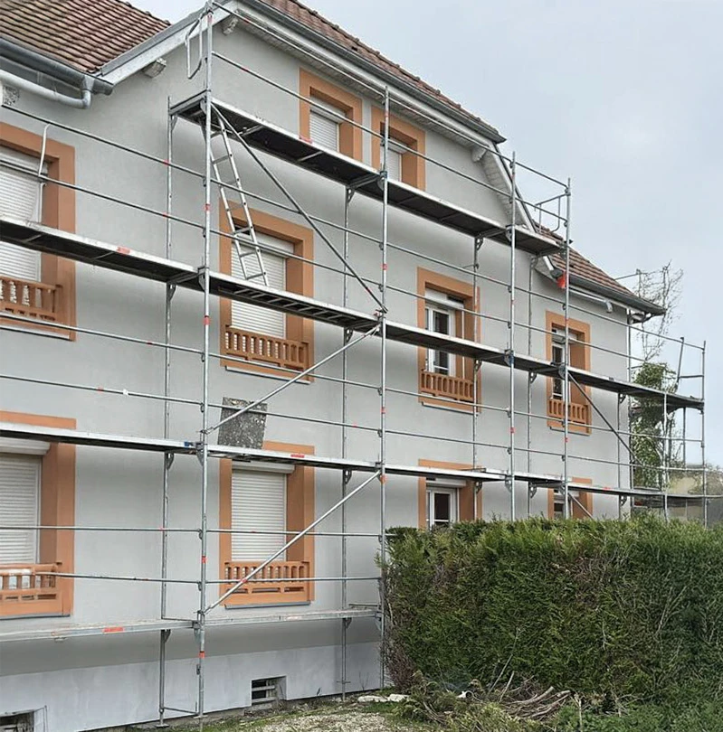 Espace de restauration d'entreprise moderne avec tables hautes et chaises, cuisine ouverte intégrée