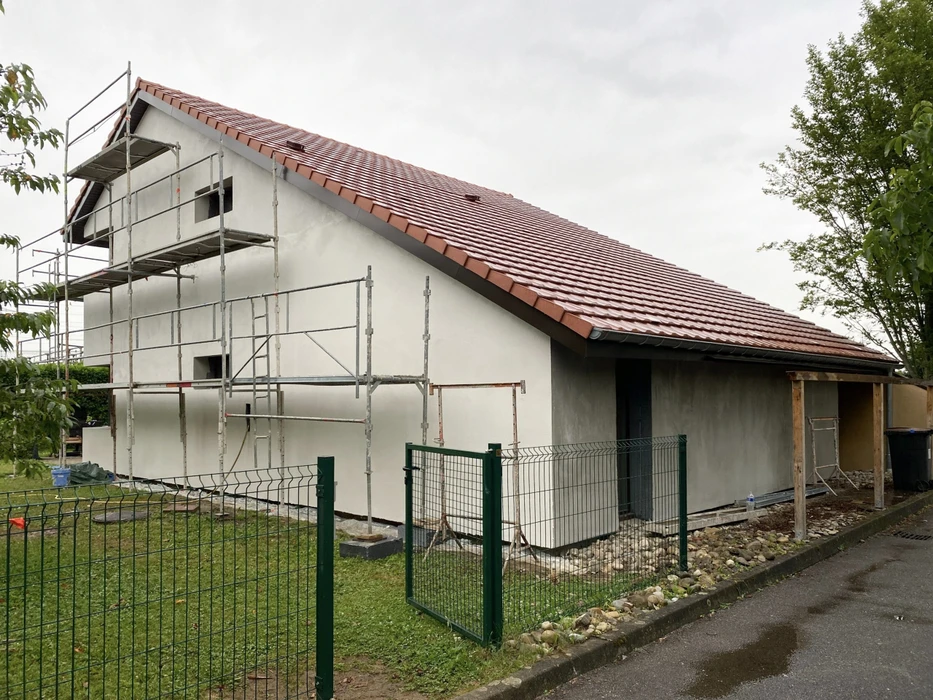Espace de restauration d'entreprise moderne avec tables hautes et chaises, cuisine ouverte intégrée
