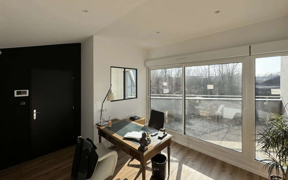 Espace de restauration moderne avec tables et chaises en bois clair, comptoir blanc le long du mur