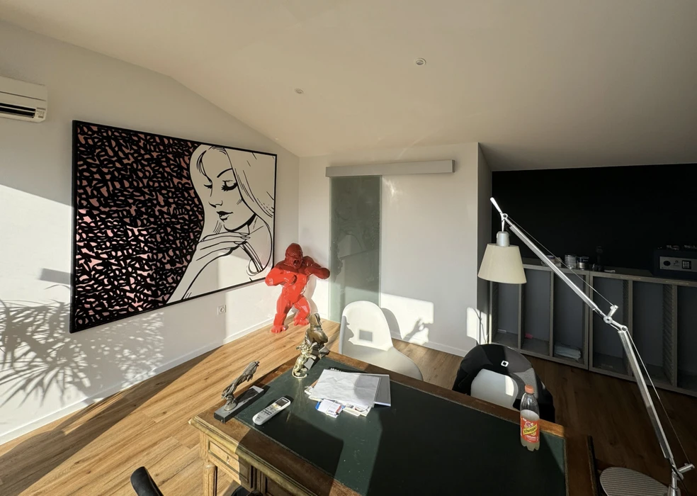 Espace de restauration moderne avec tables et chaises en bois clair, comptoir blanc le long du mur