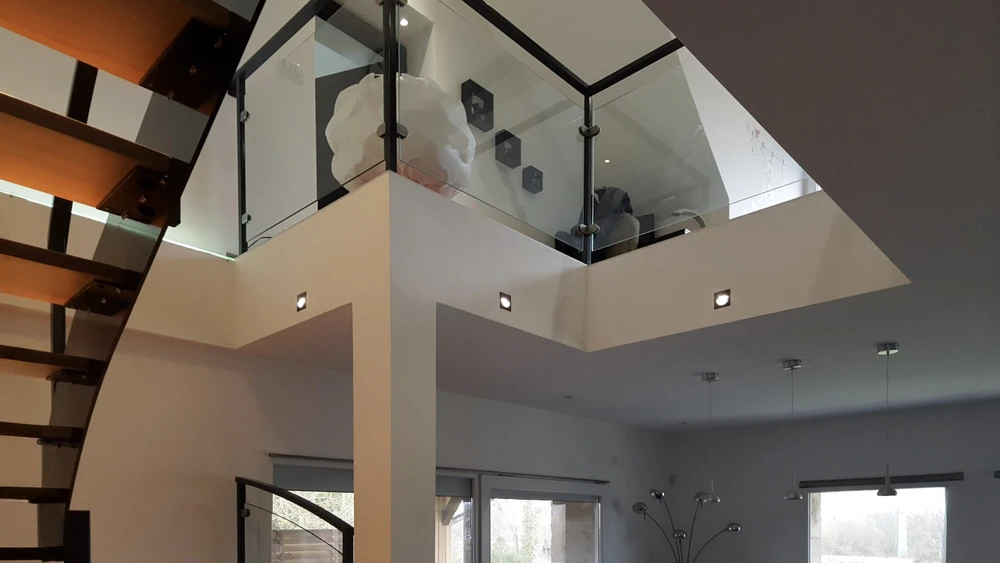 Salon moderne avec bibliothèque murale noire et bois intégrée