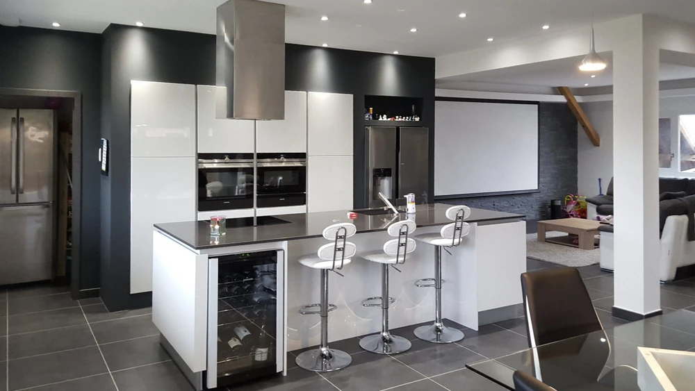 Espace de restauration moderne avec tables et chaises en bois clair, comptoir blanc le long du mur