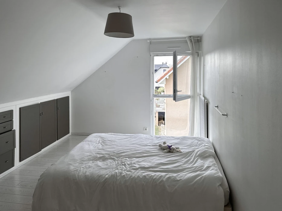 Bureau moderne avec grande baie vitrée, parquet chêne, mobilier design blanc