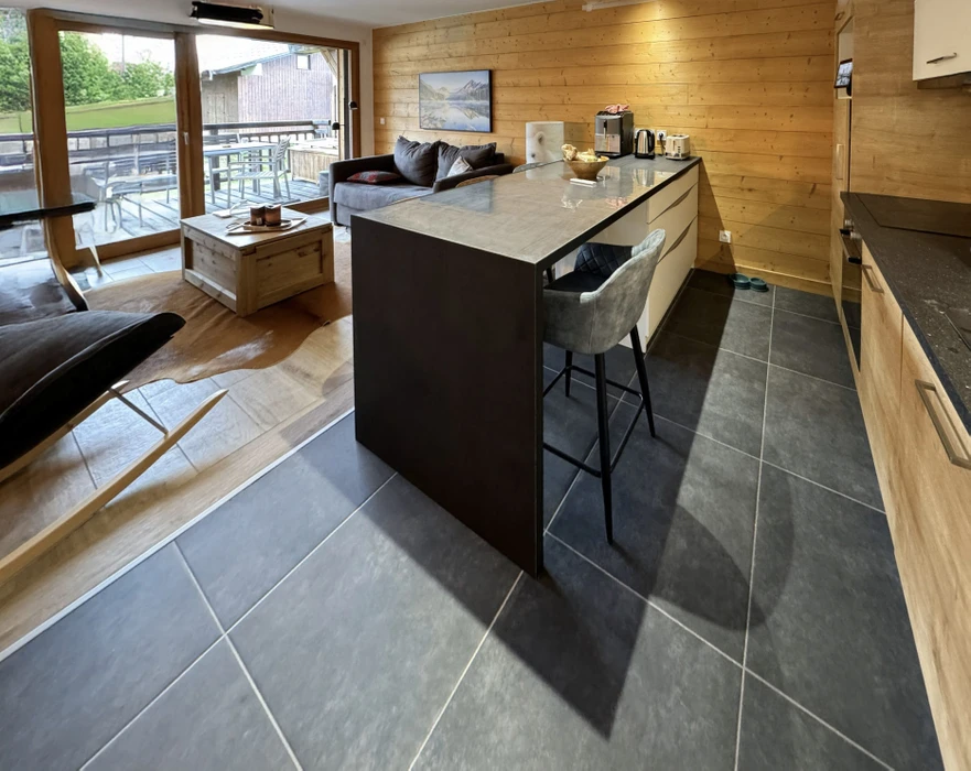 Bureau moderne avec grande baie vitrée, parquet chêne, mobilier design blanc