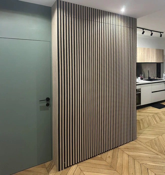 Bureau moderne avec grande baie vitrée, parquet chêne, mobilier design blanc