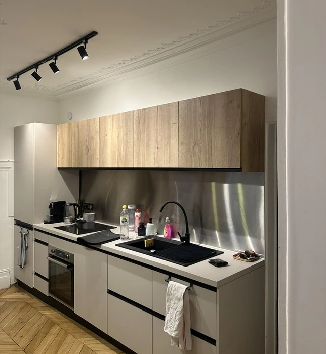 Bureau moderne avec grande baie vitrée, parquet chêne, mobilier design blanc