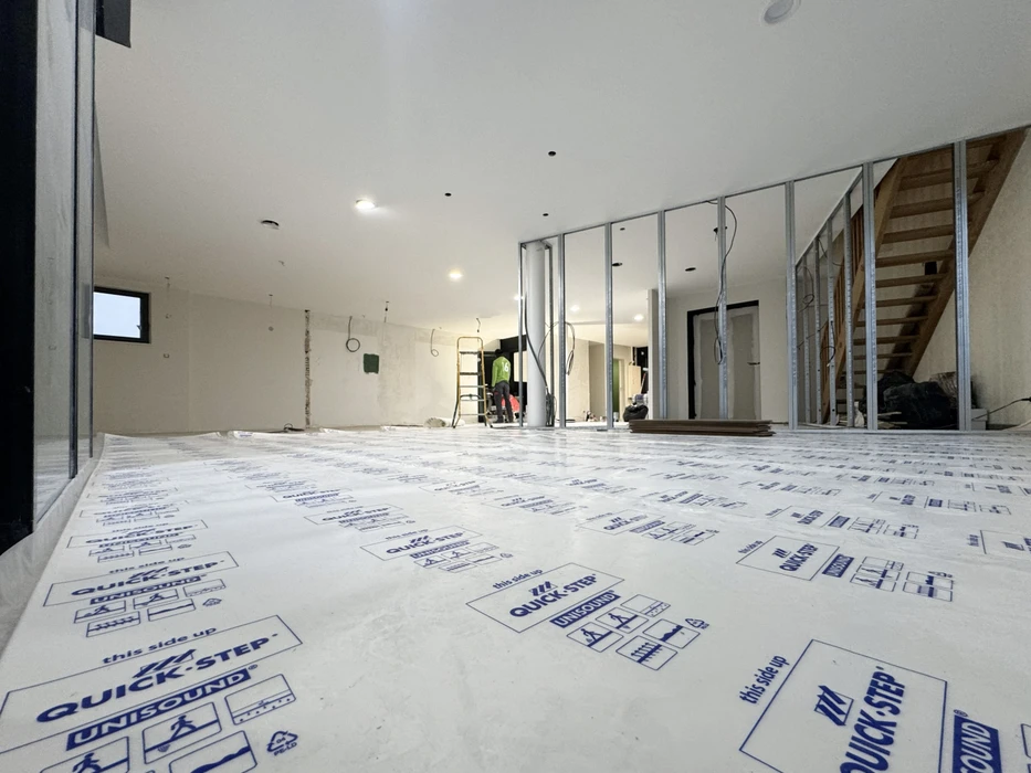 Intérieur en cours de rénovation avec murs en plaques de plâtre partiellement jointoyées