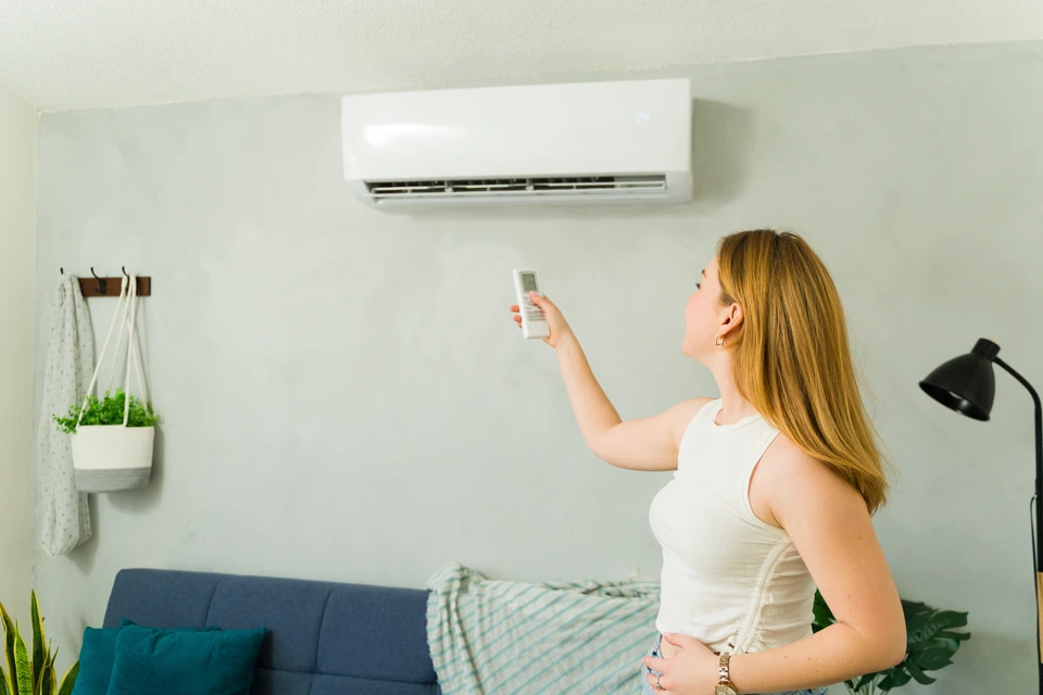 Compteur électrique en gros plan montrant les chiffres 920328 sur un afficheur mécanique à rouleaux noirs