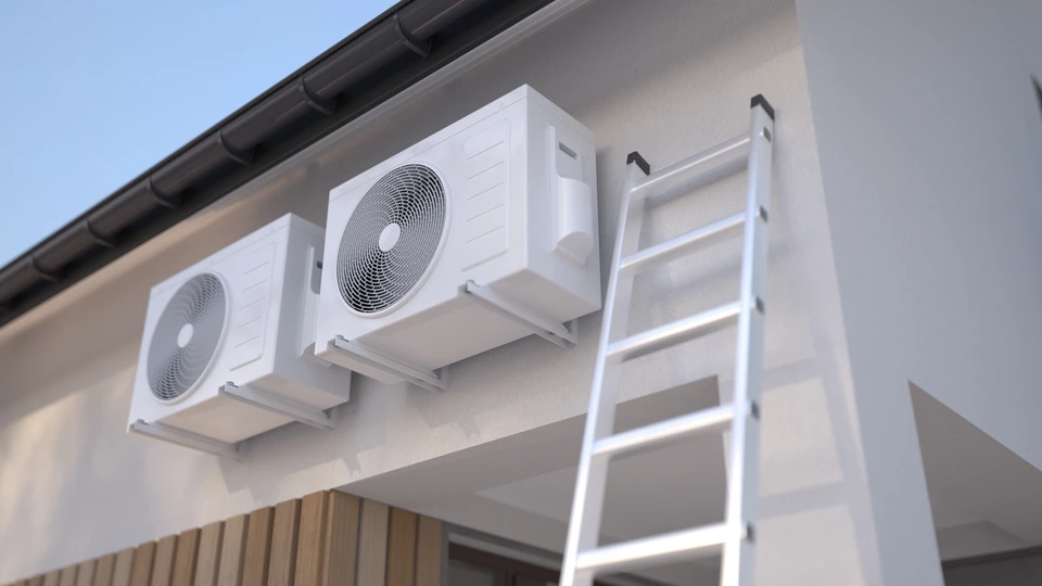 Le technicien utilise une caméra d'imagerie thermique pour identifier la perte de chaleur et l'inefficacité énergétique sur la fenêtre du bâtiment en hiver