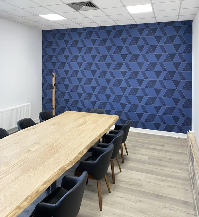 Vaste espace commercial en cours d'aménagement avec cloisons sèches partiellement finies