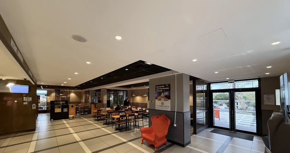 Intérieur d'un centre commercial avec zone de restauration