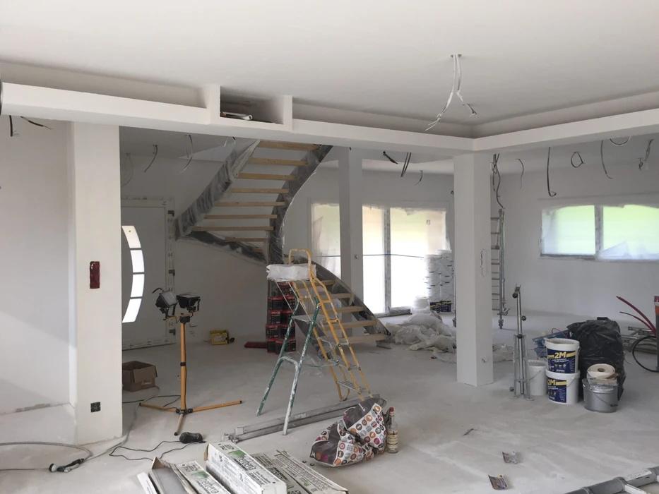 Espace de restauration d'entreprise moderne avec tables hautes et chaises, cuisine ouverte intégrée