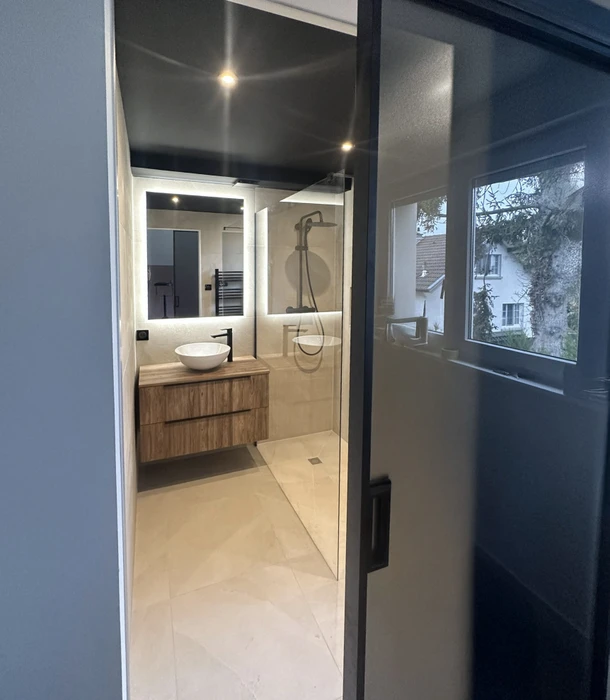 Bureau moderne avec grande baie vitrée, parquet chêne, mobilier design blanc