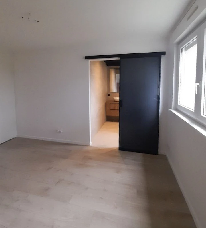 Bureau moderne avec grande baie vitrée, parquet chêne, mobilier design blanc