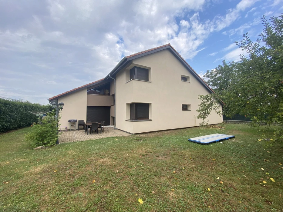 Intérieur moderne d'établissement commercial avec espace restauration et accueil