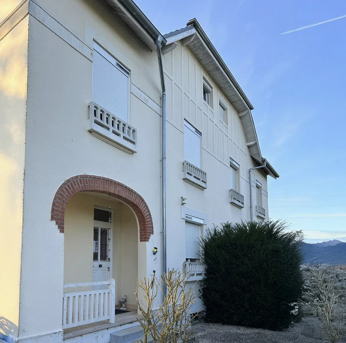 Intérieur moderne d'établissement commercial avec espace restauration et accueil