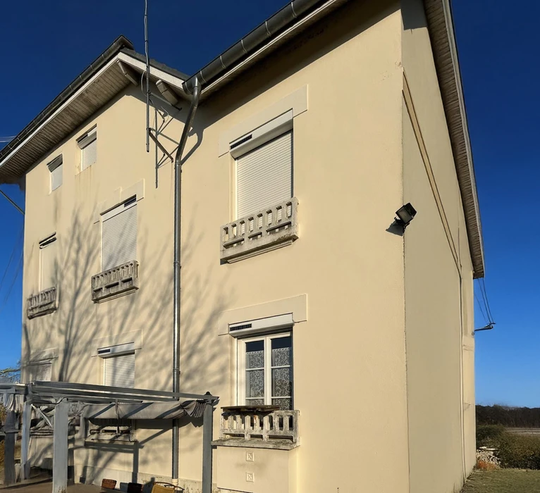 Intérieur moderne d'établissement commercial avec espace restauration et accueil