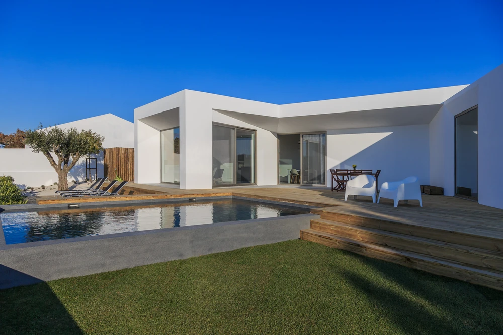 Villa contemporaine avec piscine à débordement et terrasse en bois