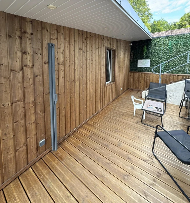 Chantier de construction intérieure avec échafaudage métallique et échelle