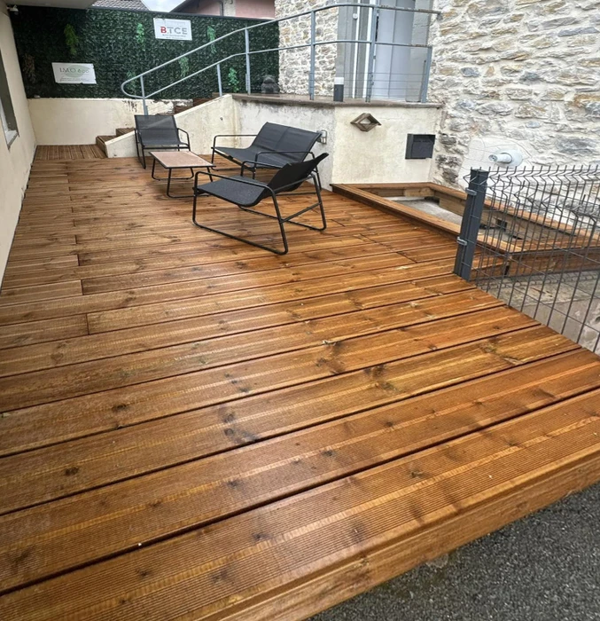 Chantier de construction intérieure avec échafaudage métallique et échelle