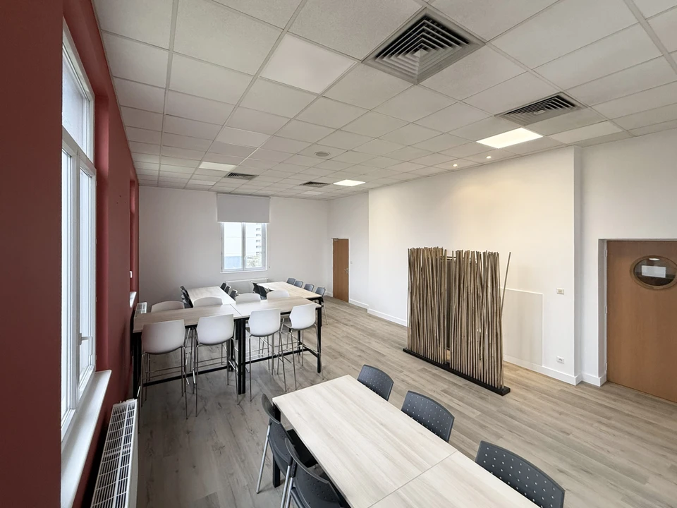 Scène d'intérieur de café moderne avec deux professionnels en discussion informelle