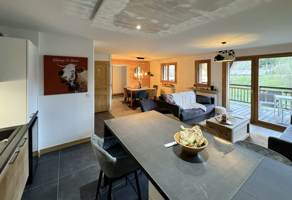 Bureau moderne avec grande baie vitrée, parquet chêne, mobilier design blanc
