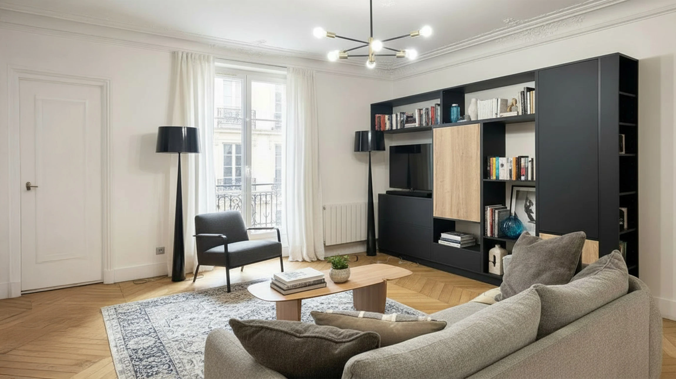Salon moderne minimaliste avec canapé blanc courbe, fauteuil ovale crème et table basse ronde