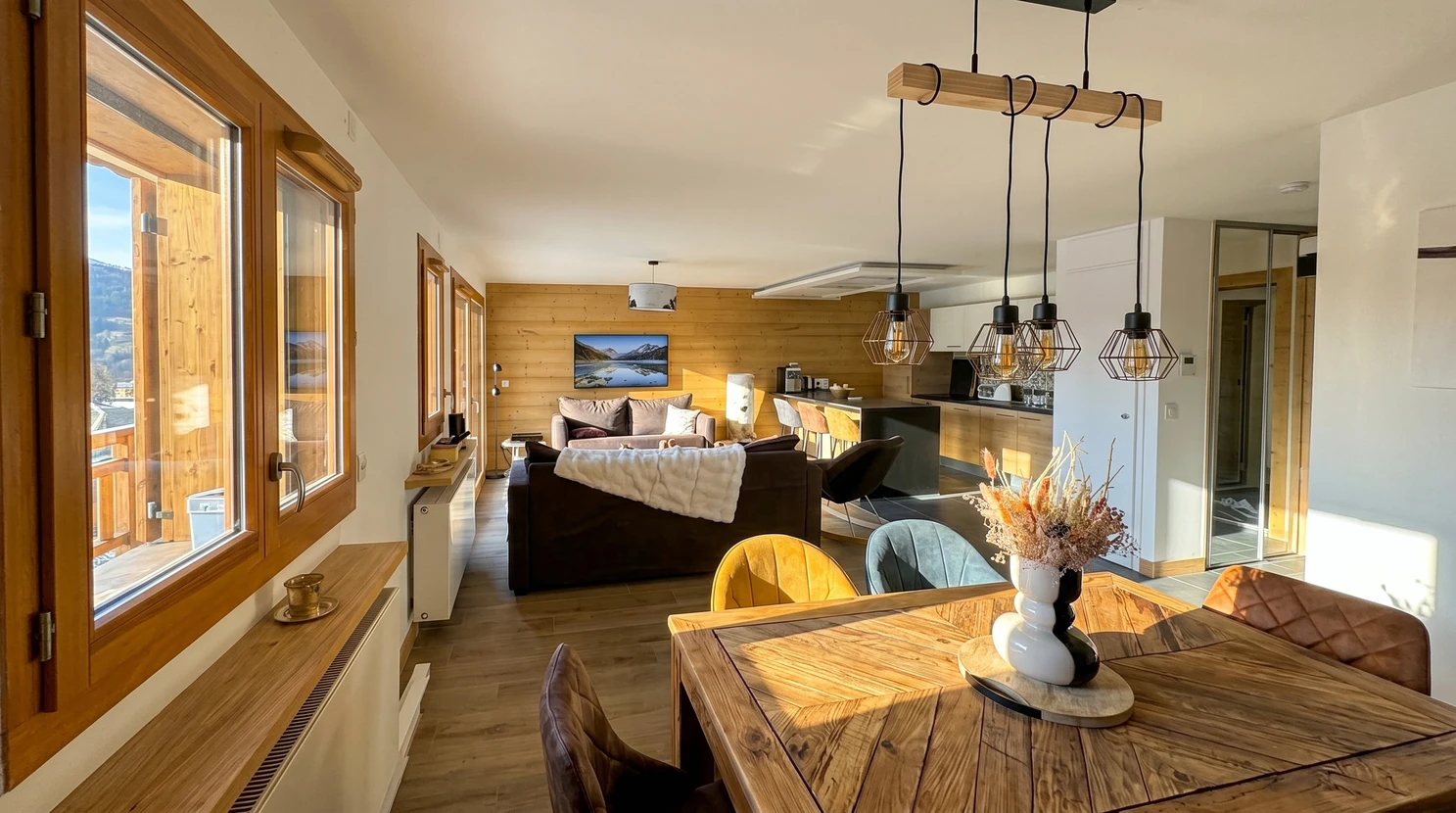 Intérieur moderne de cuisine avec cuisine île, île de cuisine en granit, mobilier en bois, table et chaises élégantes