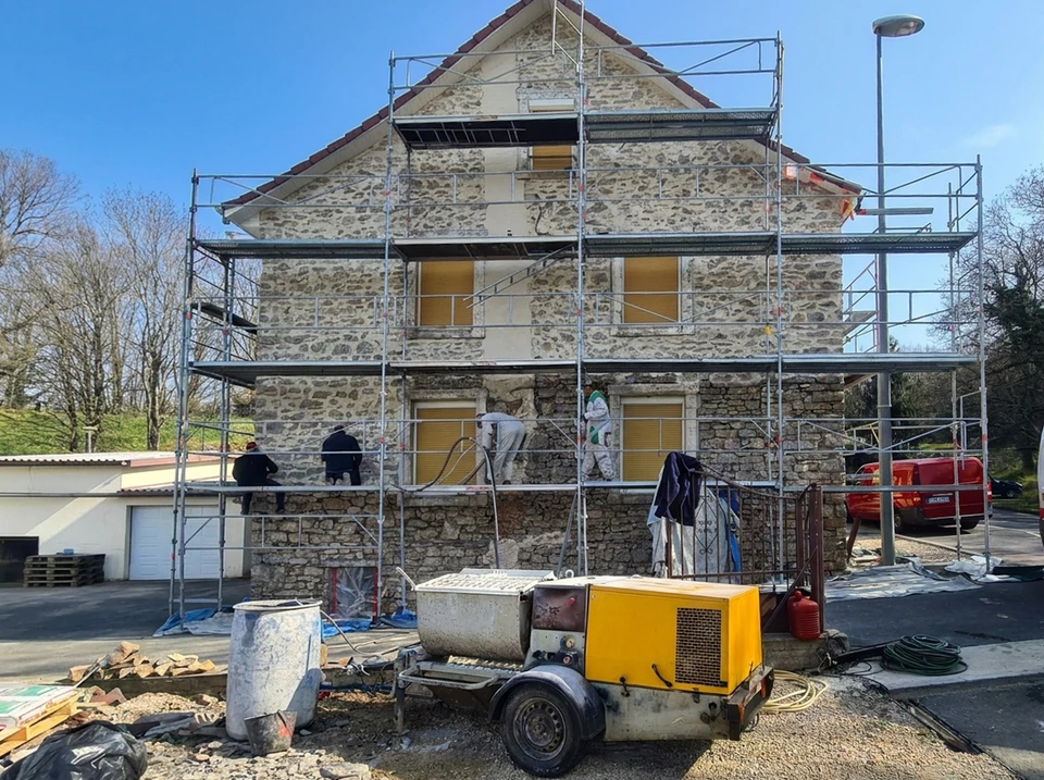Chantier de construction résidentielle en cours avec plusieurs maisons individuelles à étages