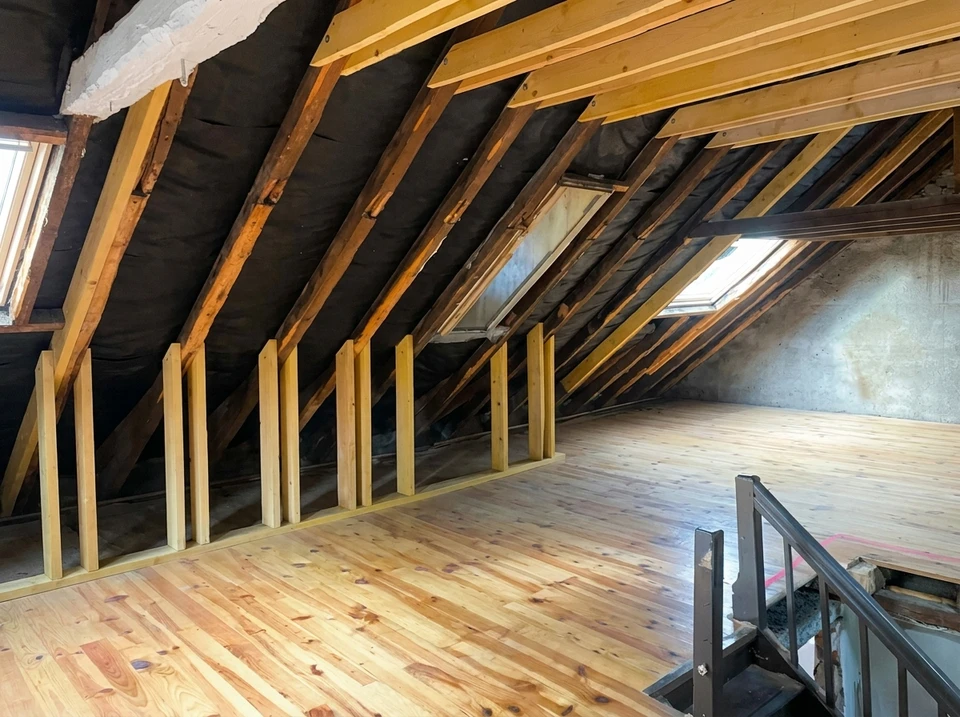 Intérieur moderne minimaliste avec cheminée contemporaine noire intégrée au mur, feu allumé visible