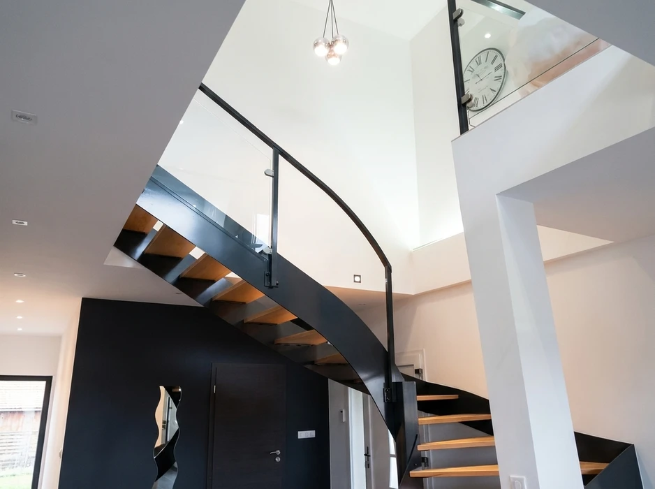 Intérieur moderne d'établissement commercial avec espace restauration et accueil