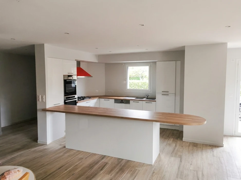 Intérieur moderne d'établissement commercial avec espace restauration et accueil