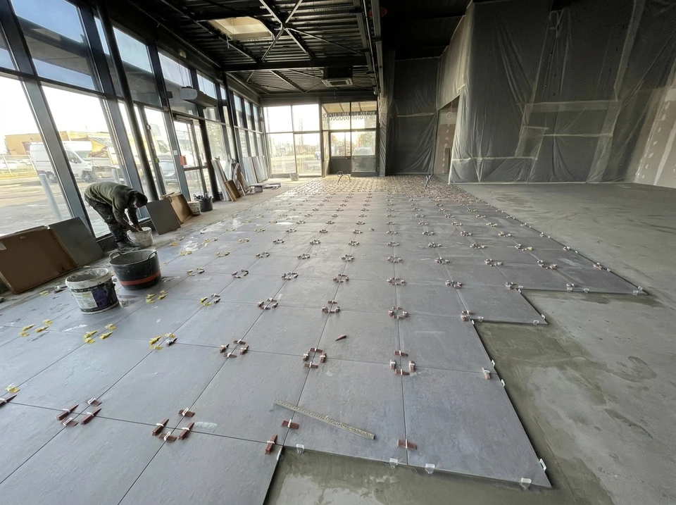 Chantier de construction résidentielle avec maisons individuelles en cours d'édification
