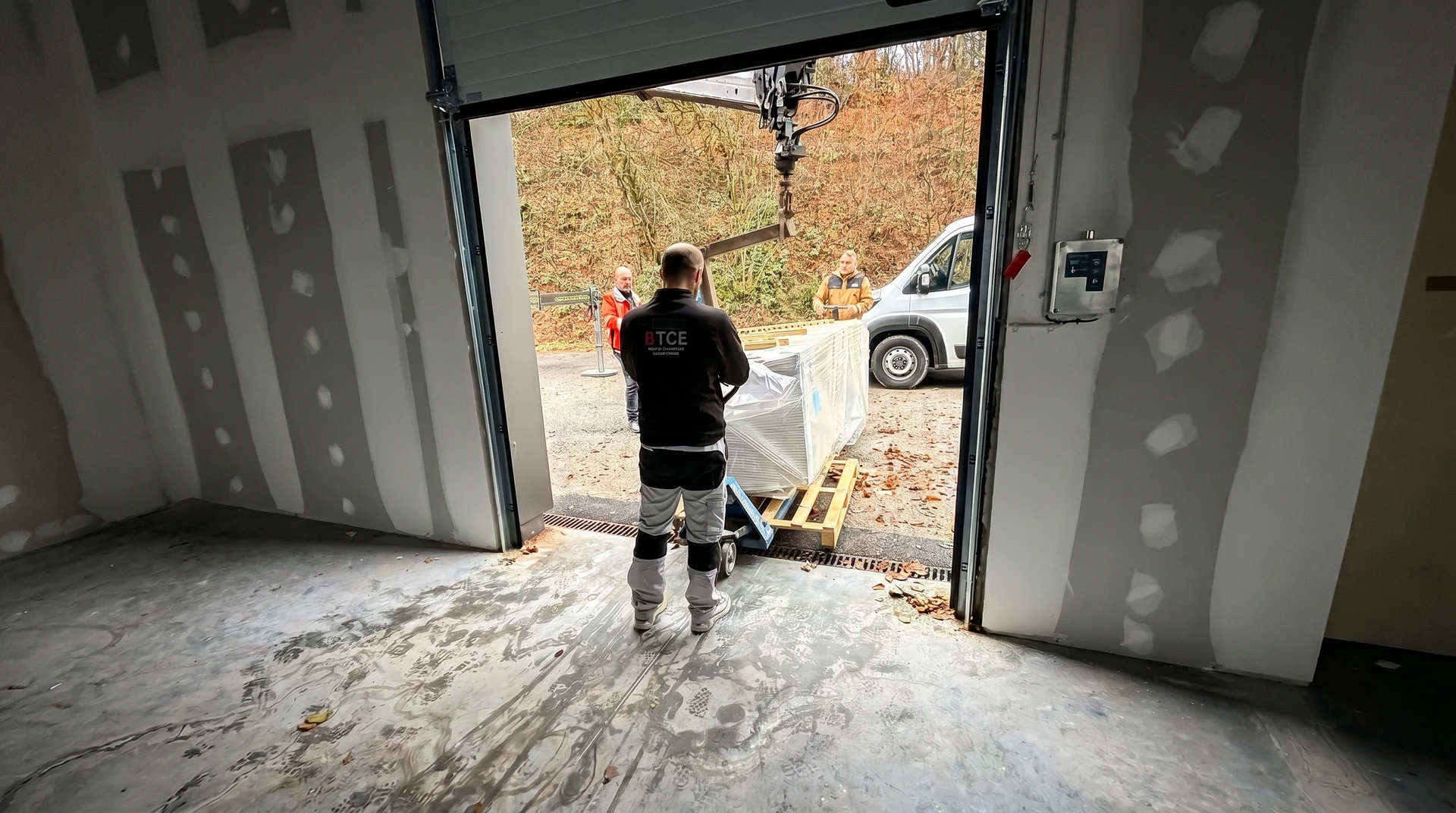 Chantier de construction résidentielle en cours, ouvriers travaillant sur structure bois avec échafaudages métalliques tubulaires
