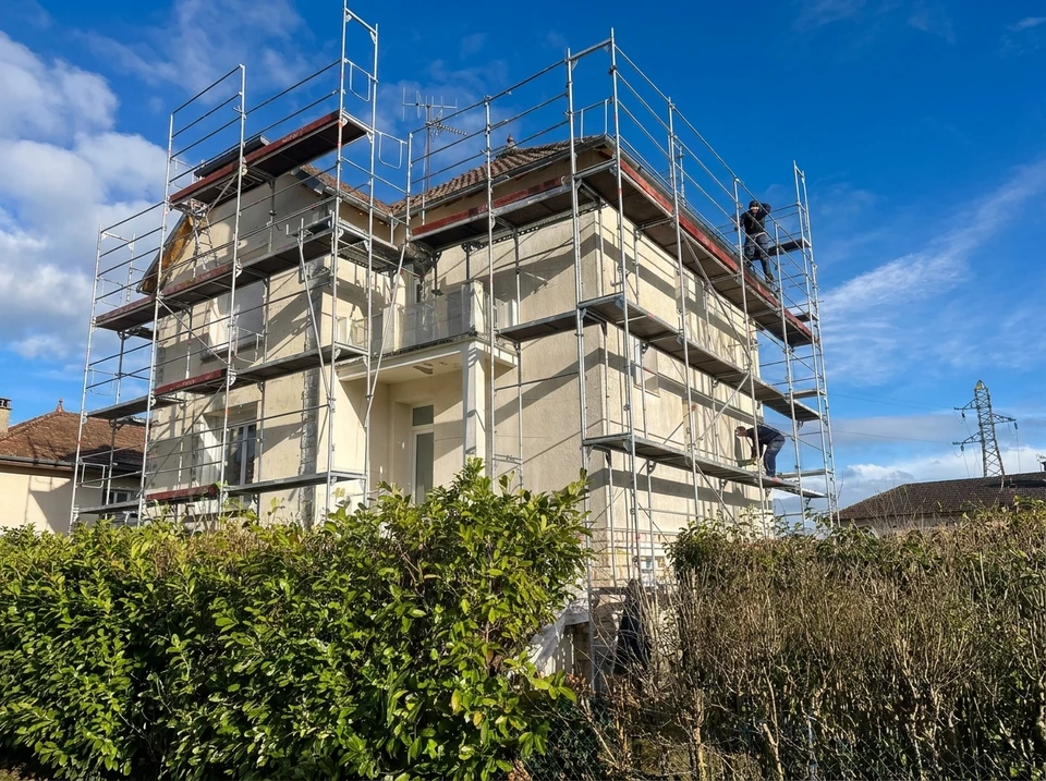 Chantier de rénovation intérieure en cours avec cloisons en plaques de plâtre partiellement installées