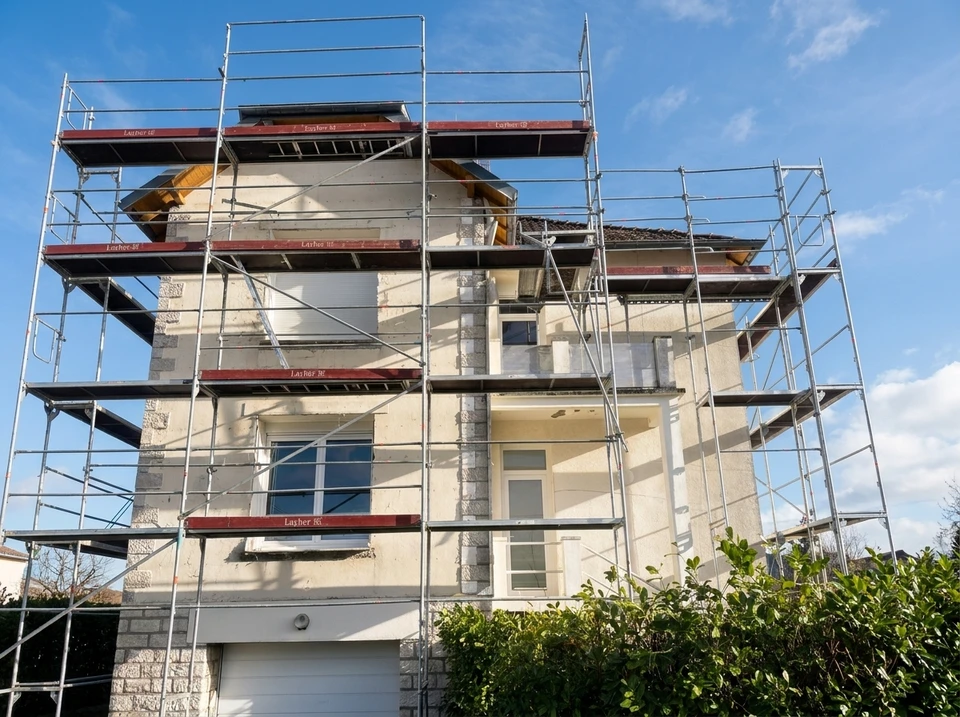 jeune homme d'affaires ingénieur professionnel sur le chantier de construction de l'immeuble à la maison avec un plan