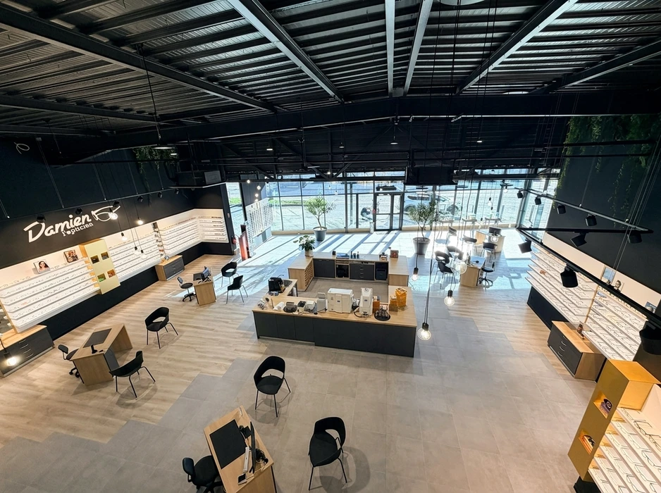 Chantier de construction intérieure avec ouvrier en gilet haute visibilité travaillant dans un espace en cours d'aménagement